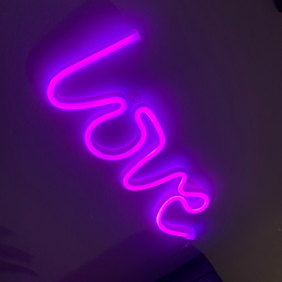 Neon love sign - Picture 1 of 3